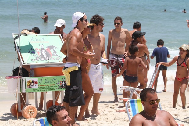  Anderson Di Rizzi e Daniel Rocha na praia da Barra da Tijuca, RJ (Foto: Wallace Barbosa/AgNews)