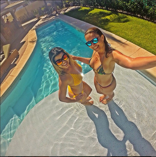 Solange Almeida faz selfie com amiga (Foto: Reprodução/Instagram)
