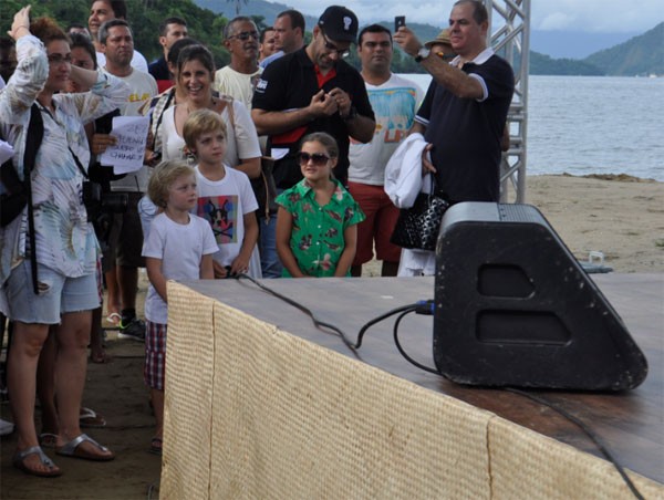 Benício e Joaquim acompanham a gravação do ‘Estrelas’ em Paraty, no Rio (Foto: Divulgação)