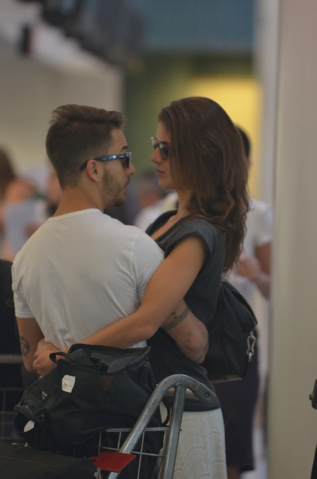Junior Lima e a namorada no aeroporto Santos Dumont (Foto: William Oda / Foto Rio News)