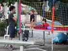 Eriberto Leão brinca com o filho em parquinho no Rio