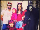 Alessandra Ambrósio posa  com a família no Halloween