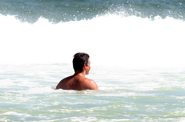 Marcio Garcia na praia (Foto: Henrique Oliveira/Fotorio News)