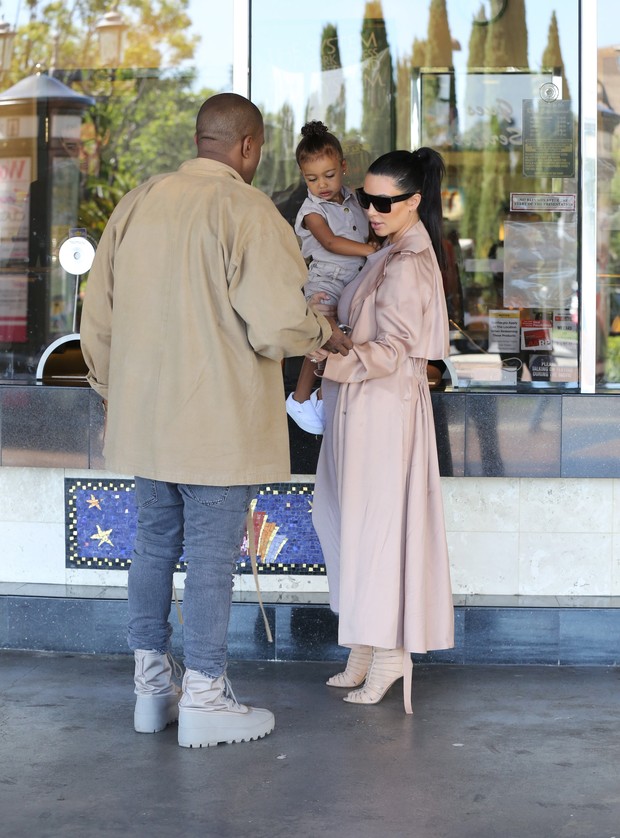 X17 - Kim Kardashian e Kanye West com North West em Los Angeles, nos Estados Unidos (Foto: X17online/ Agência)