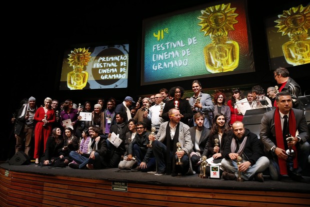 Leandra Leal recebe prêmio durante Festival de Gramado (Foto: Felipe Panfili e Leo Marinho/AgNews)
