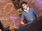 Daniel Rocha vira DJ em festa no Rio