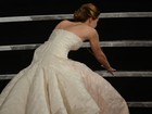 Jennifer Lawrence leva tombo ao ganhar prêmio no Oscar