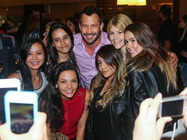 Malvino Salvador com fãs em pré-estreia de filme em São Paulo (Foto: Manuela Scarpa/ Foto Rio News)