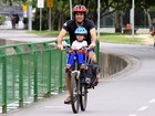 Eriberto Leão anda de bicicleta com o filho
