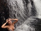 Ainda mais seca, Kamilla Salgado mostra barriga chapada em cachoeira