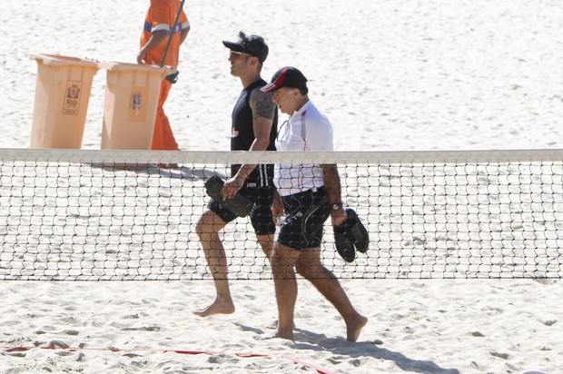 Tony Ramos caminha nas areias da praia do Leblon, RJ (Foto: Gil Rodrigues/ FotoRio News)
