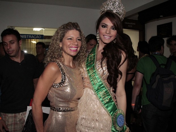 Ex-paquita Cátia Paganote com Raica Oliveira, vencedora do Miss Transsex Brasil 2013 (Foto: Isac Luz/ EGO)