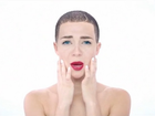 Drake imita Justin Bieber, Miley Cyrus e mais famosos em novo clipe