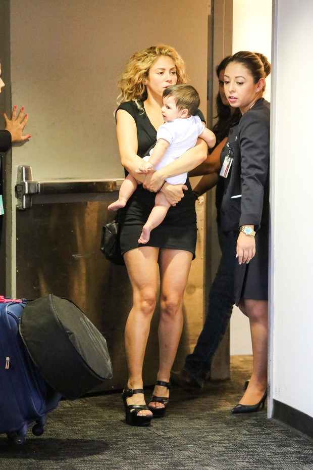 Shakira com o filho Milan (Foto: AKM-GSI BRASIL / Splash News)