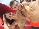 Ex-BBB Jonas e Mari Gonzalez curtem feriado em parque aquático