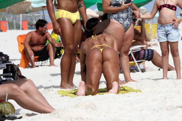 Gracyanne Barbosa na praia (Foto: Marcos Ferreira / FotoRioNews)