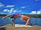 Renata D'Ávila faz yoga de maiô e mostra corpo em forma