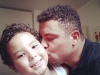 Ronaldo baba pelo filho Alex e posta foto: 'Olha que príncipe'