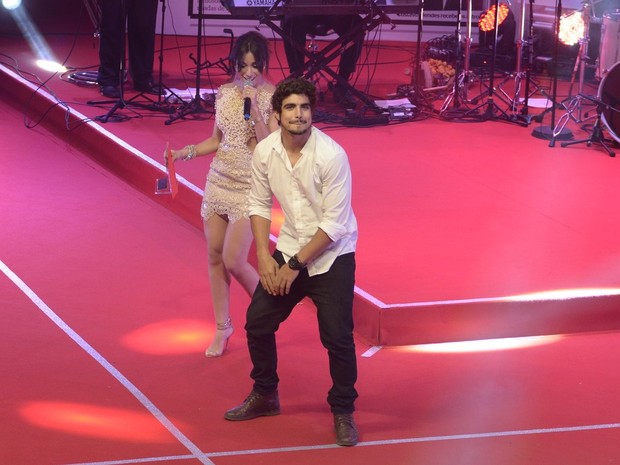 Anitta e Caio Castro em prêmio no Rio (Foto: Roberto Teixeira/ EGO)