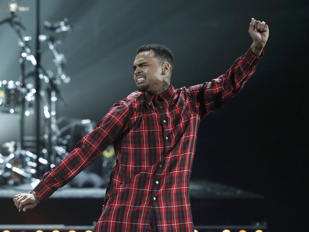 Chris Brown se apresenta no BET Awards em Los Angeles, nos Estados Unidos (Foto: Mario Anzuoni/ Reuters)