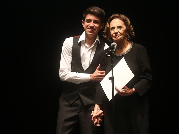 Laura Cardoso com o bisnteo em prêmio em São Paulo (Foto: Iwi Onodera/ EGO)