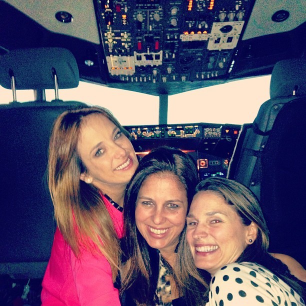 Ticiane Pinheiro e amigas em avião (Foto: Instagram/ Reprodução)