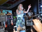 Claudia Leitte promove 'pool party' em Salvador com convidados