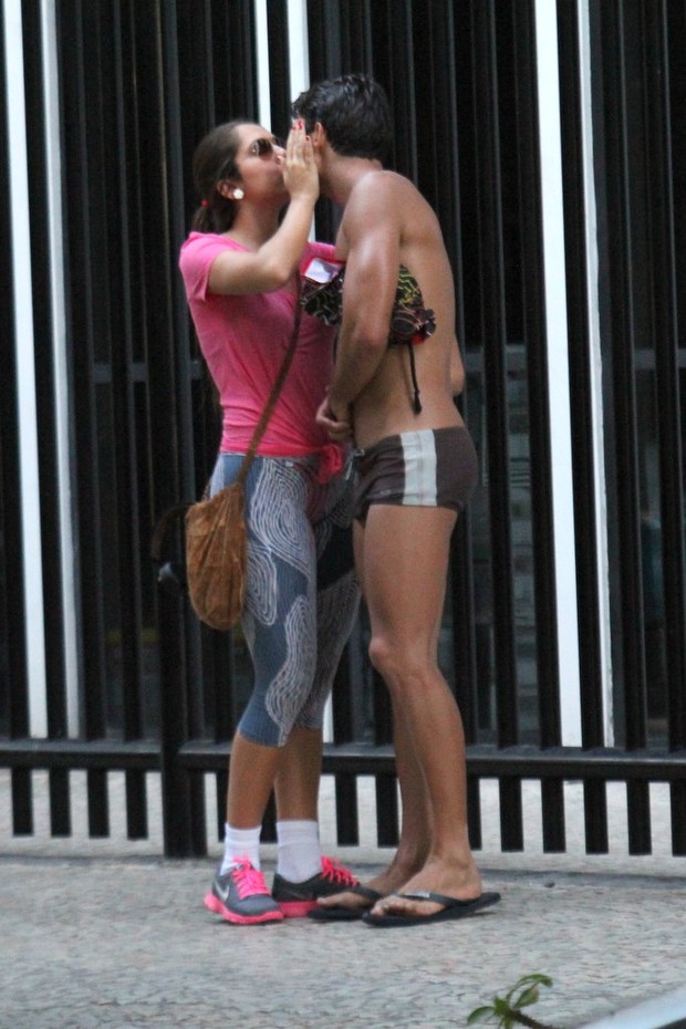 Carolina Portaluppi e o namorado em Ipanema (Foto: Rodrigo dos Anjos / AgNews)