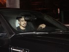 Atrasado para festa, Caio Castro assiste ao final de novela no carro