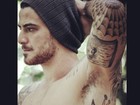 Felipe Titto exibe tatuagens e músculos em rede social