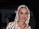 Katy Perry aparece vestida com roupão ao chegar em hotel