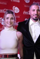 Ex-BBBs Fernando e Aline atraem olhares em tapete vermelho no Rio