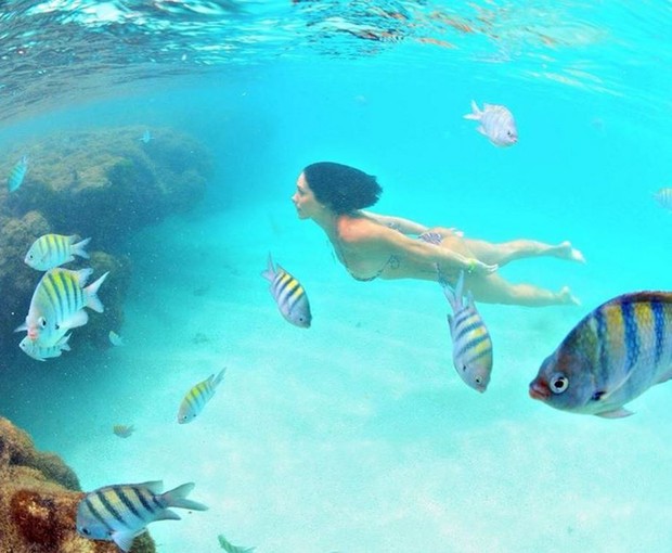 Bella Falconi mergulha em mar paradisíaco (Foto: Reprodução/Instagram)