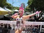 Carla Perez arrasa em figurino colorido para comandar trio 'Algodão Doce'
