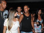 Com tranças no cabelo, Ronaldinho Gaúcho se diverte em Salvador
