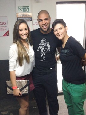 Adriano com fãs em show em Curitiba (Foto: Naideron Jr./ Ag. News)
