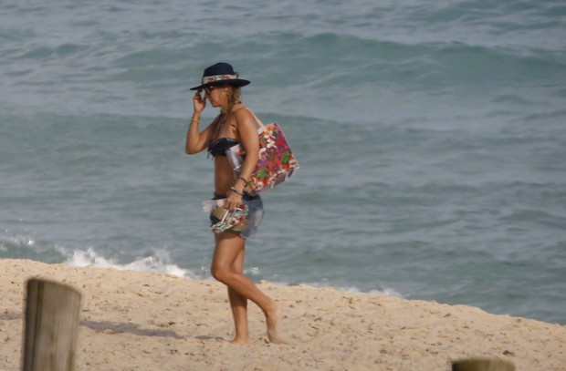Christine Fernandes na praia (Foto: agnews)