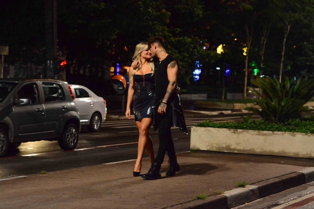 Lucas Lucco grava clipe e beija 5 mulheres na avenida Paulista (Foto: Joshua Bryan e Leo Franco / AgNews)