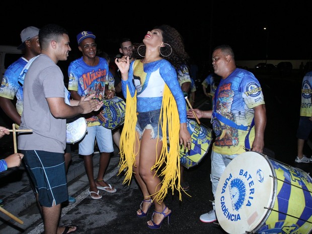 Juliana Alves em ensaio de rua da Unidos da Tijuca na Zona Norte do Rio (Foto: Thyago Andrade/ Brazil News)