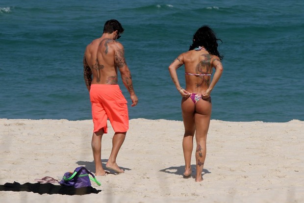 Jaque Khury e marido na praia (Foto: GRAÇA PAES- PHOTO RIO NEWS)