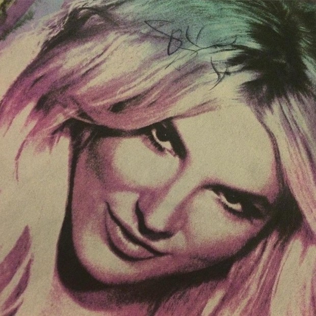 Filipe Vicente mostra camisa autografada por Britney Spears (Foto: Reprodução/Instagram)