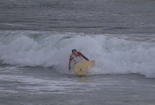 Humberto Martins surfa em praia no RJ (Foto: Delson Silva / Agnews)