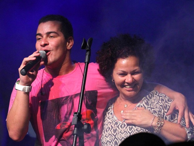 Thiago Martins com a mãe, Maria Lucia, em show no Rio (Foto: Raphael Mesquita/ Divulgação)