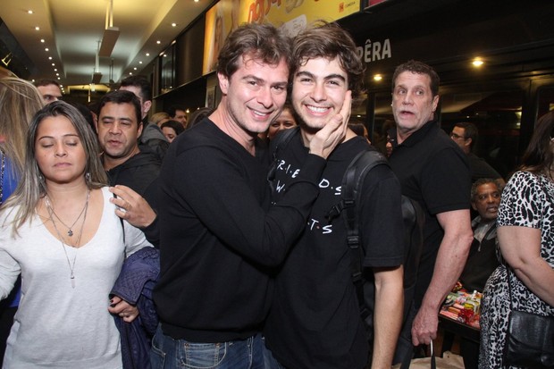 Rafael Vitti recebe amigos e o pai em estreia de peça de teatro (Foto: Thyago Andrade/ Brazilnews)