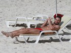 Henri Castelli se bronzeia na praia da Barra da Tijuca, no Rio