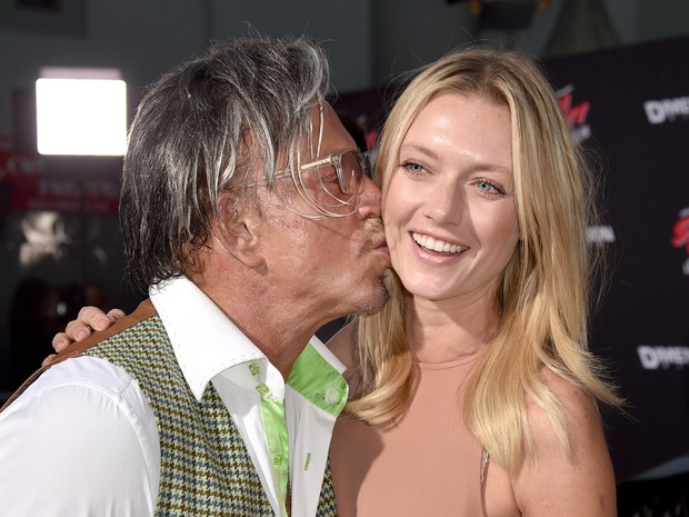 Mickey Rourke e a modelo Anastassija Makarenko em première de filme em Los Angeles, nos Estados Unidos (Foto: Kevin Winter/ Getty Images/ AFP)