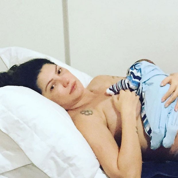 Antônia Fontenelle amamenta o filho recém-nascido, Salvatore (Foto: Instagram/ Reprodução)
