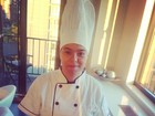 Maria Gadú posa de chef de cozinha e diz: 'Estudar pra honrar a farda!'