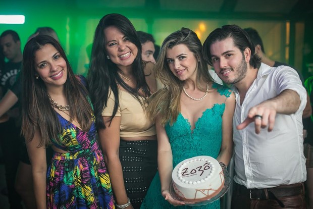 Gyselle Soares curte noite com vestido decotado (Foto: Marcos Samerson / Agência We love Photo!)