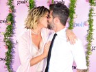 Bruno Gagliasso e Giovanna Ewbank trocam beijos em evento